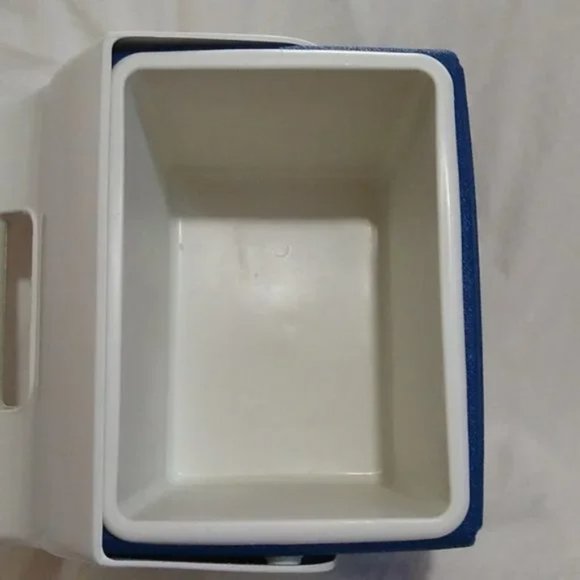 Vintage Little Playmate by Igloo Cooler Lunchbox Holds 6 - 8 12 Ounce Cans Blue - Picture 4 of 12